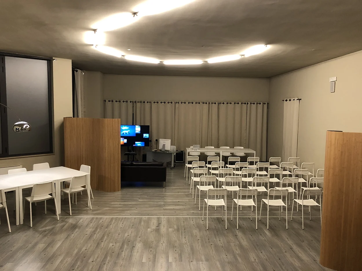 La sala eventi della Dimora, con sedute e schermo per gli incontri