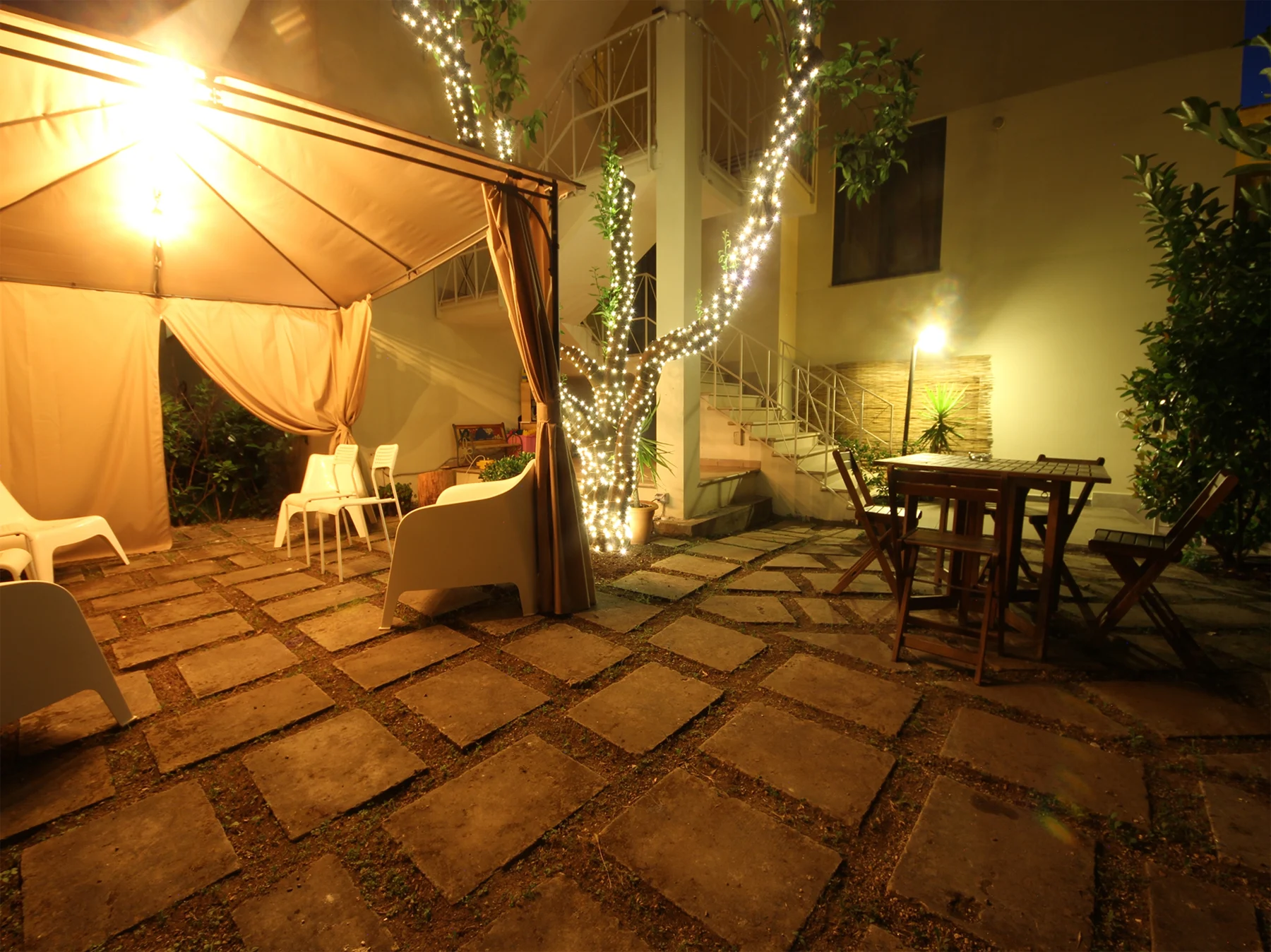 Il giardino della Dimora illuminato la sera