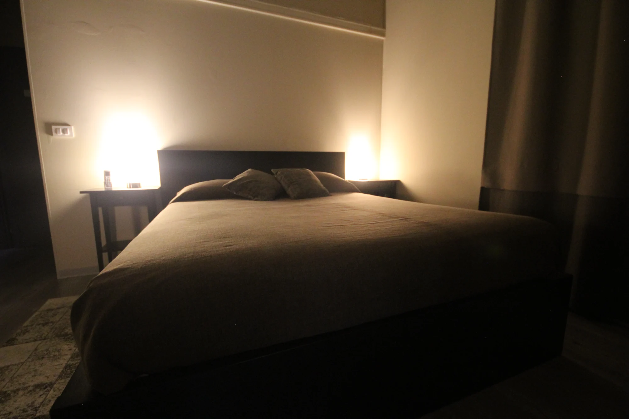 Camera Classic con letto matrimoniale scuro e illuminazione calda