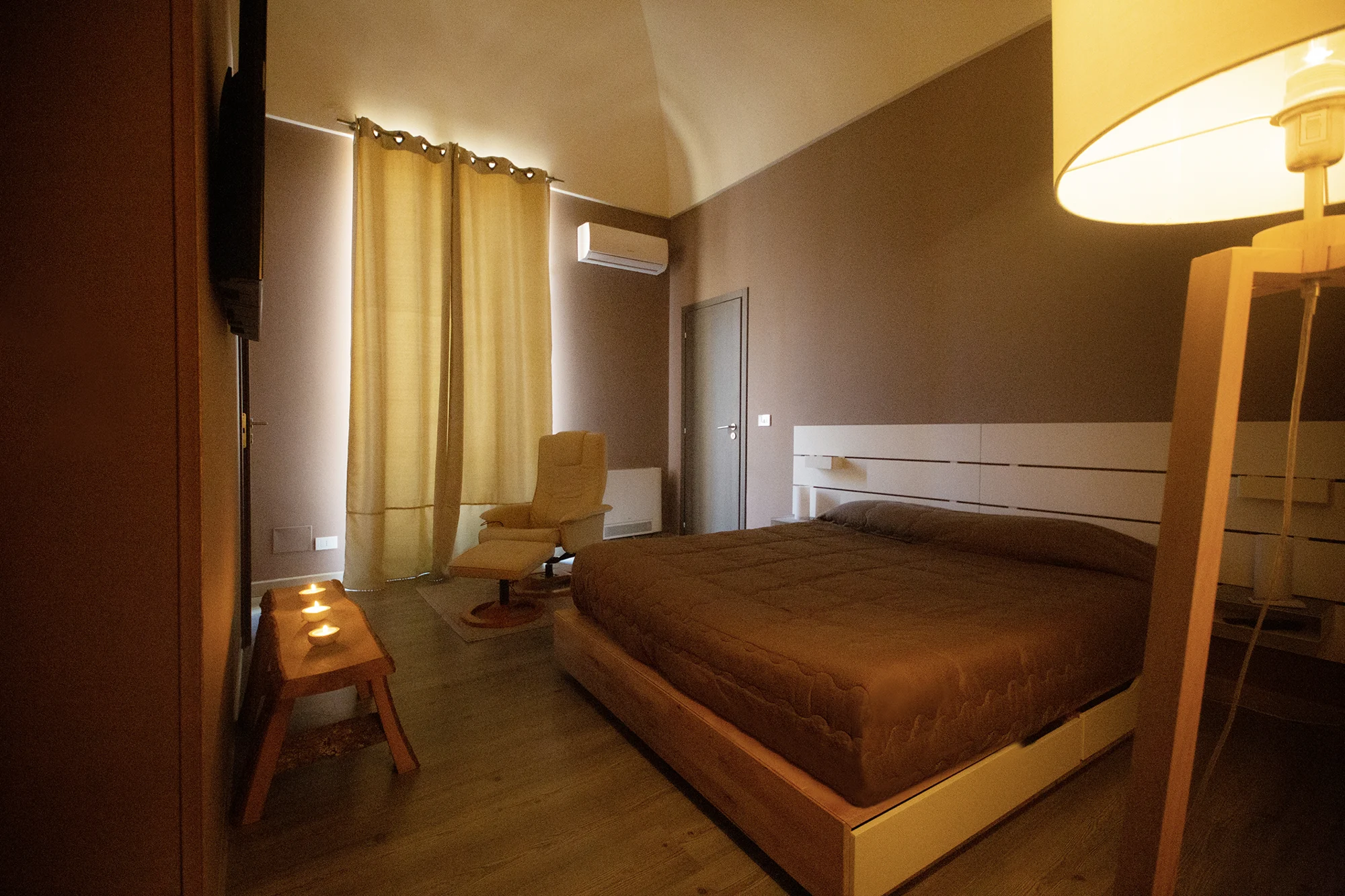 Camera Deluxe con letto matrimoniale e poltrona relax