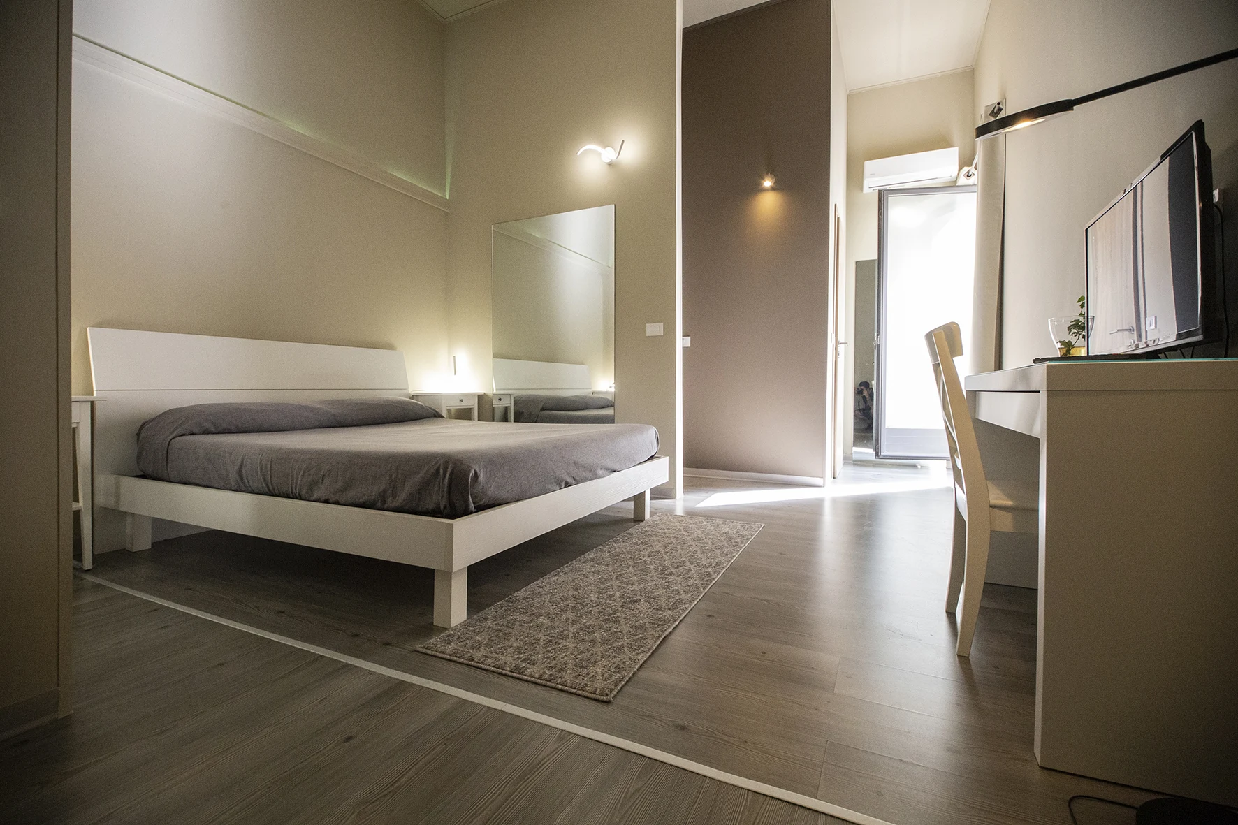 Camera Executive con letto matrimoniale e arredi dai toni chiari