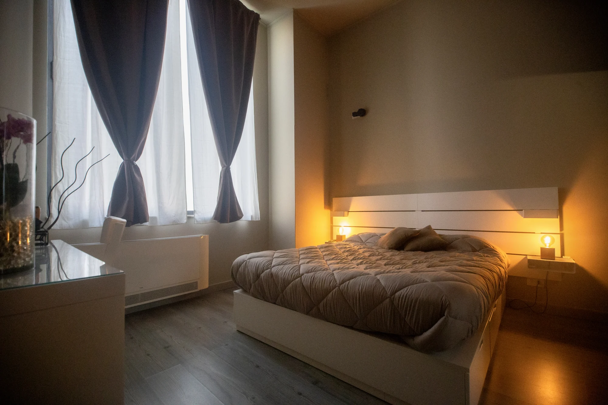 Camera King con letto matrimoniale e grandi finestre