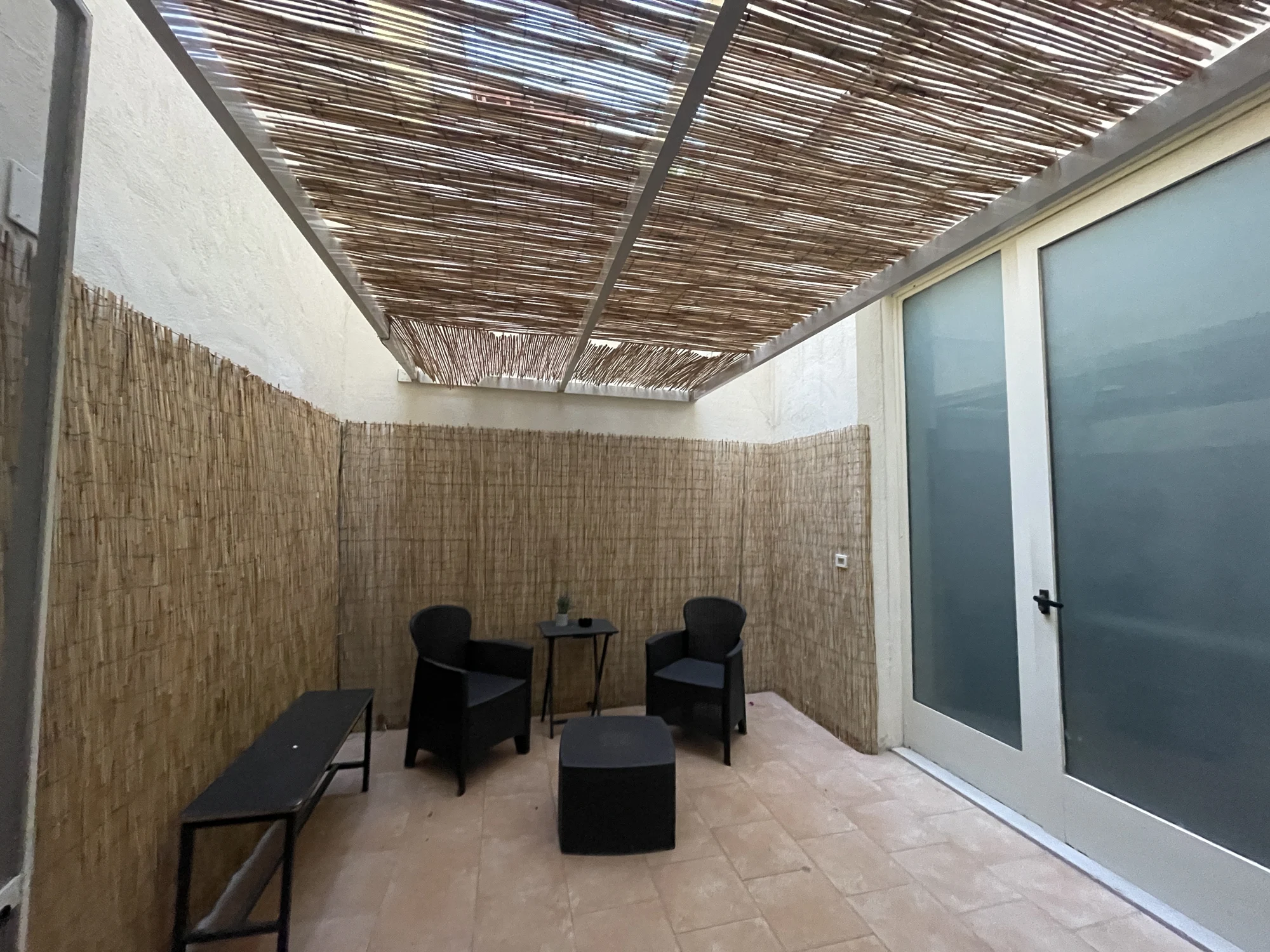 Cortile privato della Day SPA Room con pergolato e sedute