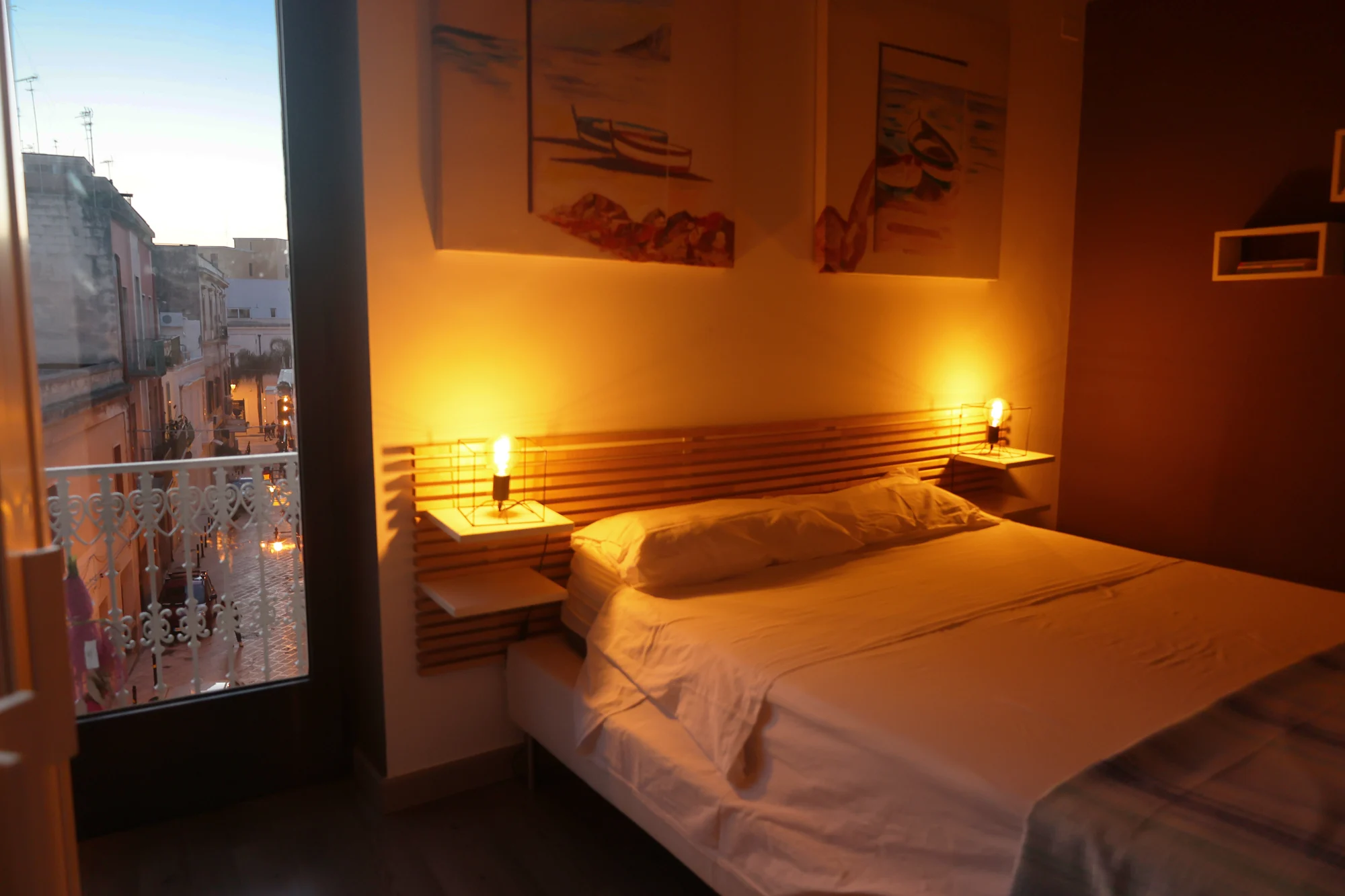 Camera Standard con letto matrimoniale in legno e affaccio sulla città